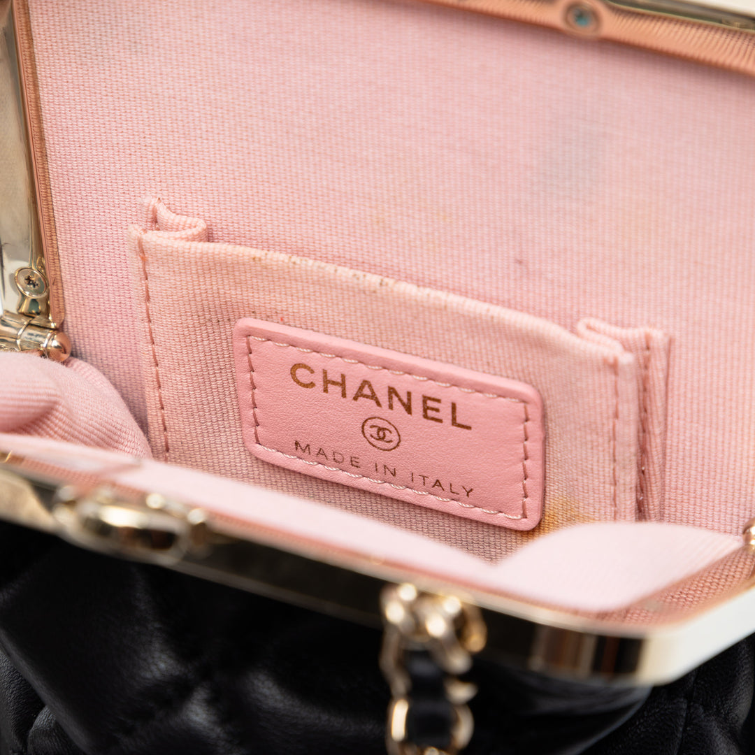 Chanel CC Matelassé Acrylic et Cuir d’agneau Evening Pochette avec chaîne