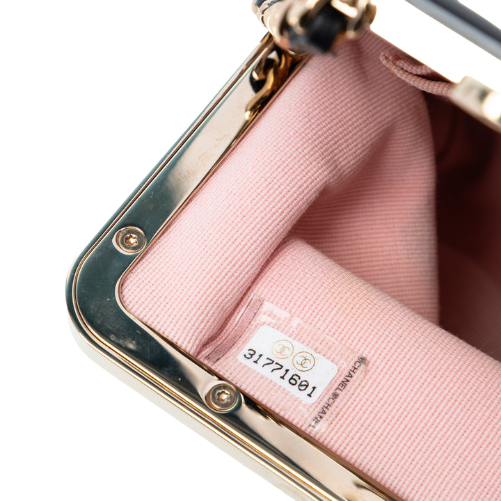 Chanel CC Matelassé Acrylic et Cuir d’agneau Evening Pochette avec chaîne