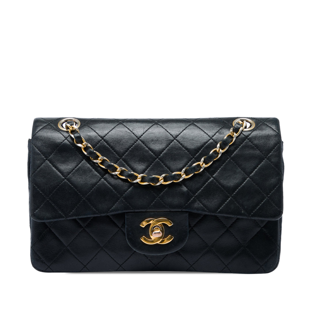 Chanel Sac porté épaule Classic Double rabat Petit Cuir d'agneau Noir – vue principale – GABY PARIS