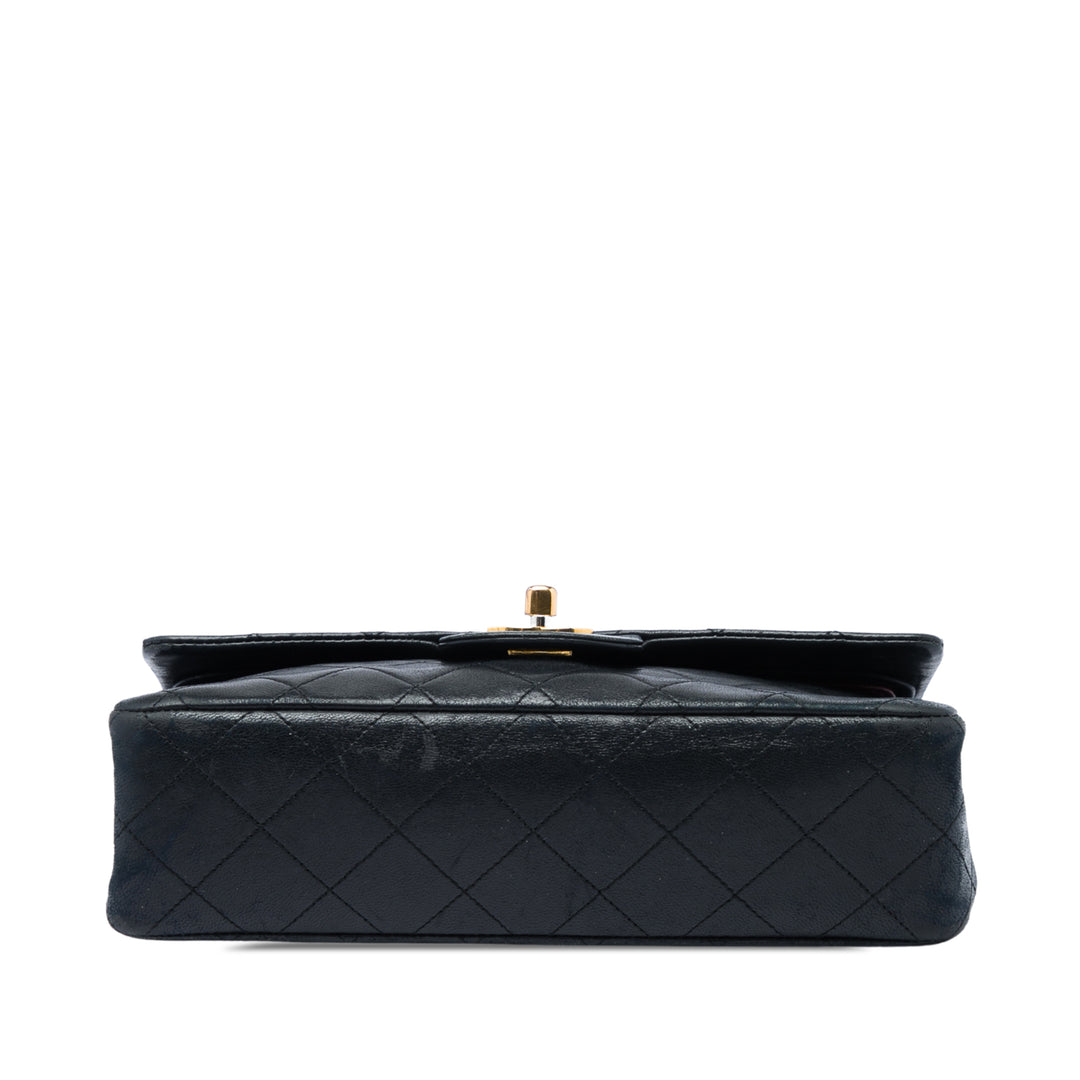 Chanel Sac porté épaule Classic Double rabat Petit Cuir d'agneau Noir – vue 3 – GABY PARIS