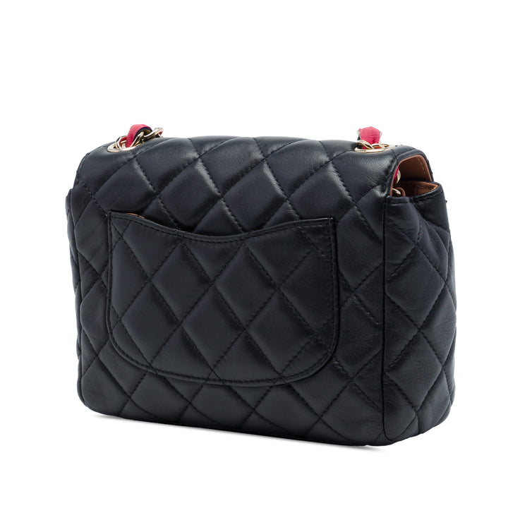 Chanel Small Matelassé Cuir d’agneau Cocovado Ribbon Chain à rabat