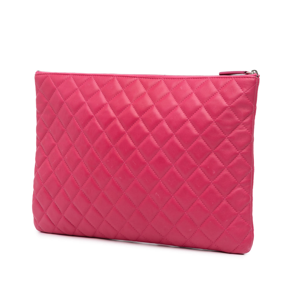 Chanel Large Matelassé Cuir d’agneau O Étui Pochette – GABY PARIS Authentique