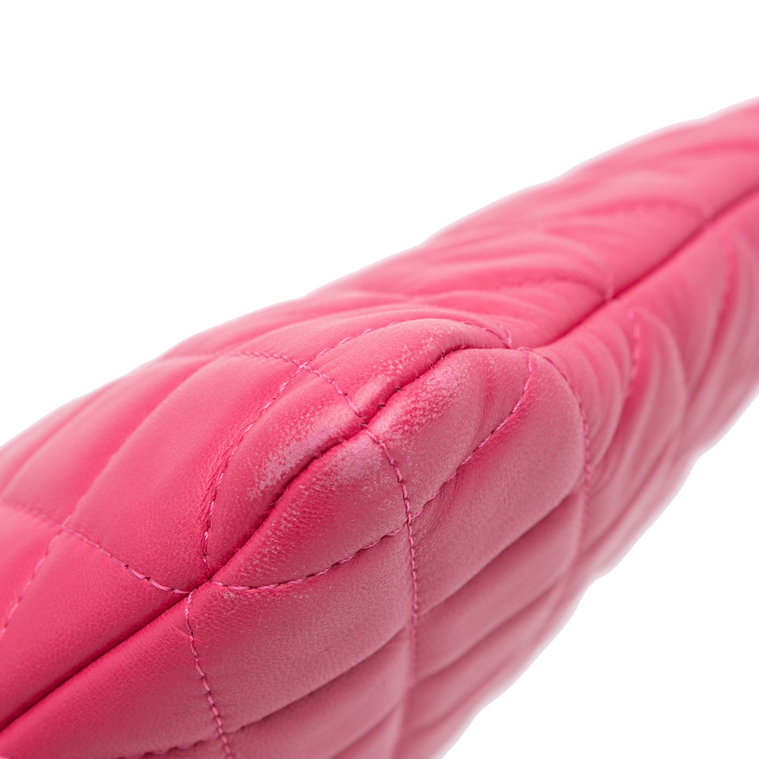 Chanel Large Matelassé Cuir d’agneau O Étui Pochette – GABY PARIS Authentique