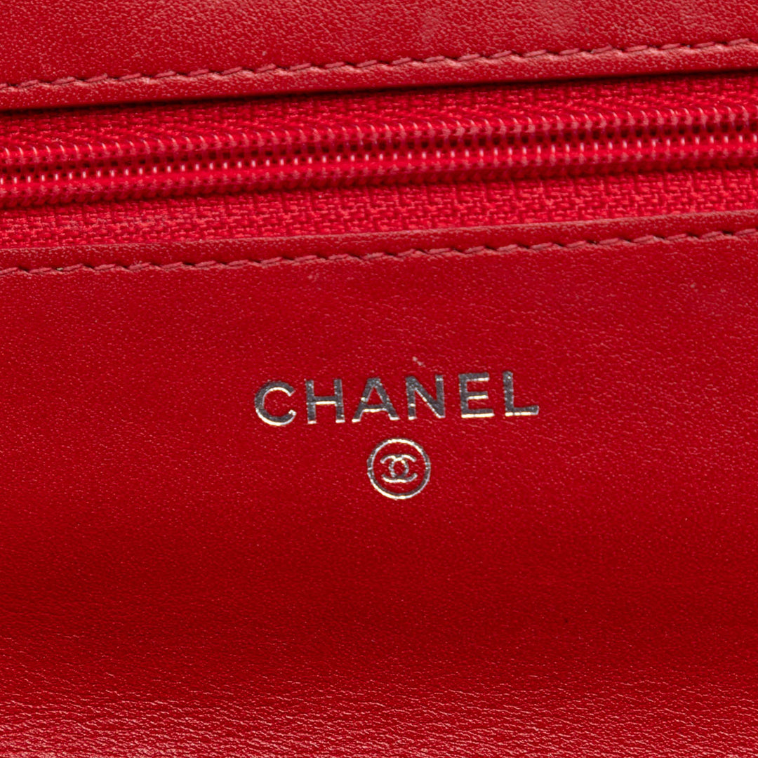 Chanel CC embossé Cuir verni Camellia Wallet on Chain
