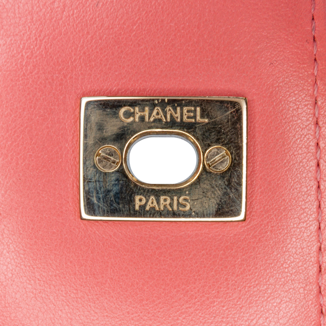 Chanel Medium Chevron Cuir d’agneau Statement Flap Rose – GABY PARIS Authentique