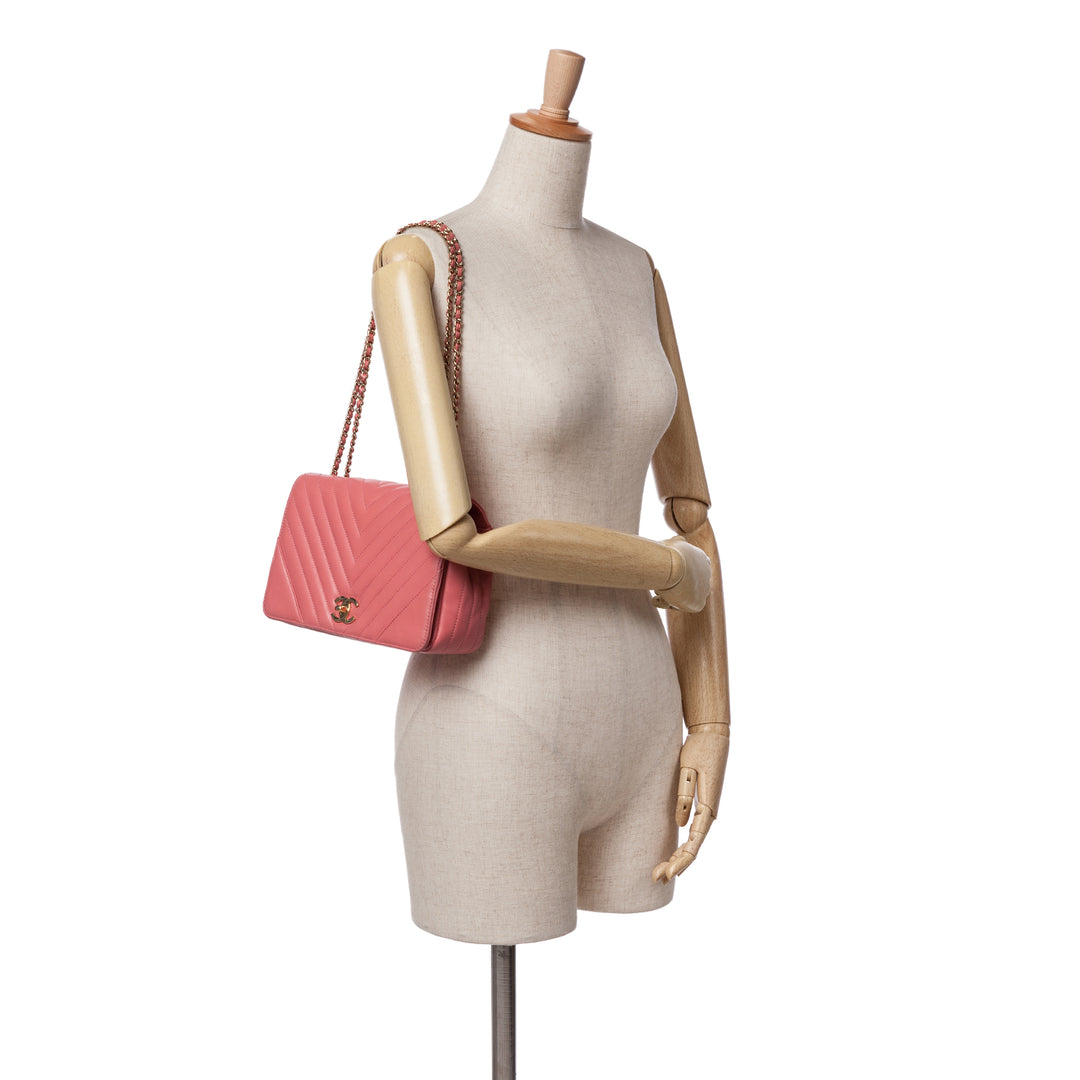 Chanel Medium Chevron Cuir d’agneau Statement Flap Rose – GABY PARIS Authentique