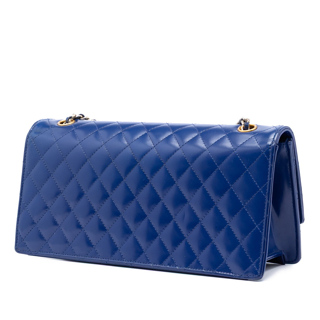 Chanel Matelassé Cuir d’agneau East West à rabat Pochette avec chaîne