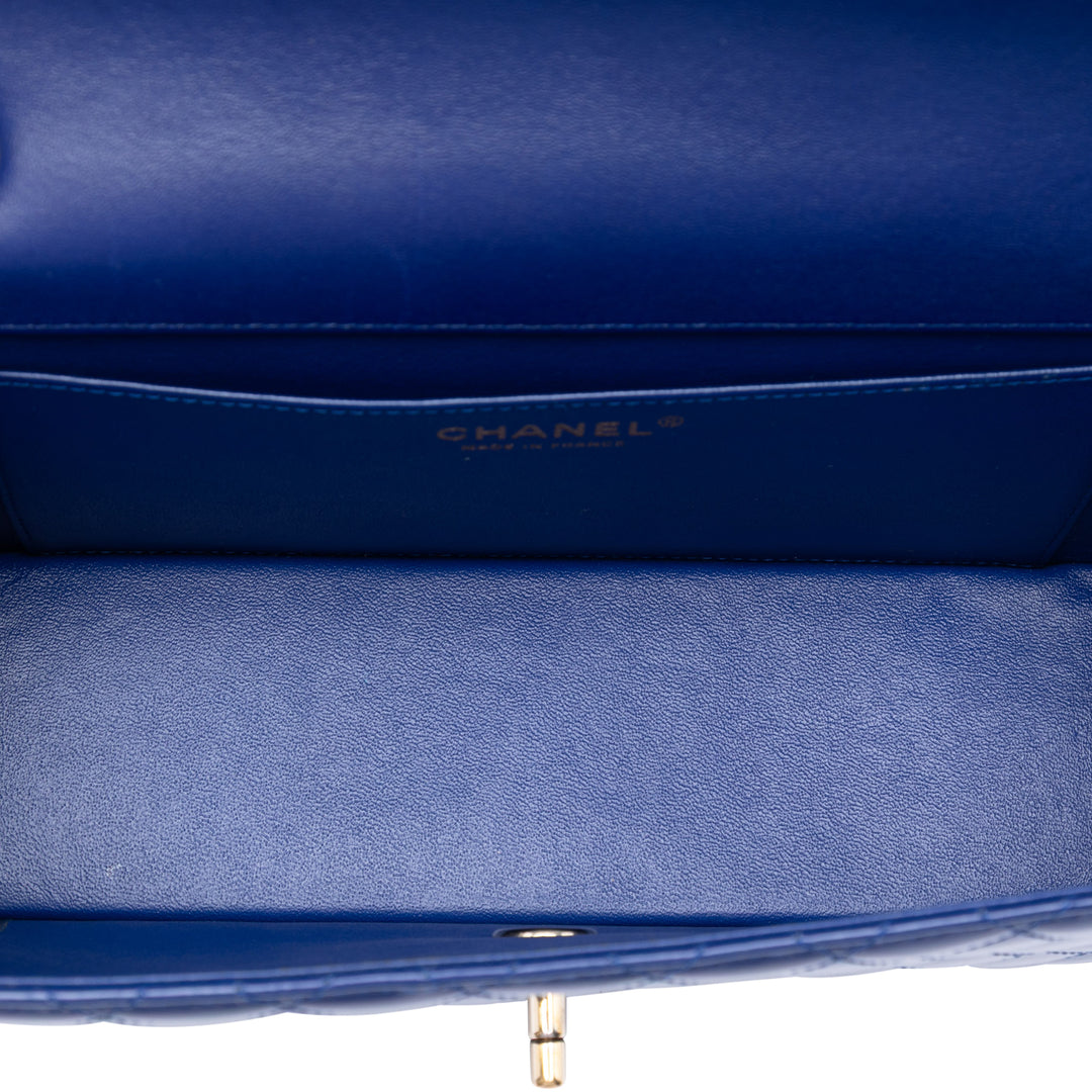 Chanel Matelassé Cuir d’agneau East West à rabat Pochette avec chaîne