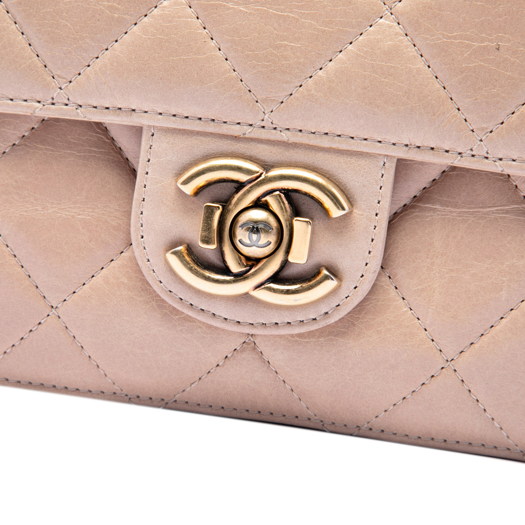 Chanel Medium Matelassé vieilli Cuir de veau Perfect Edge à rabat