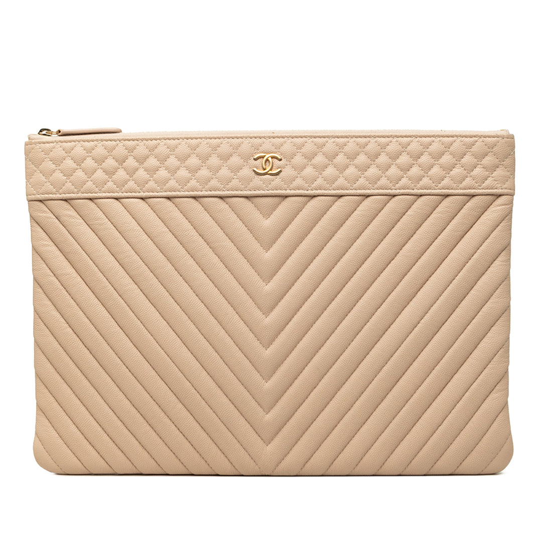 Chanel Pochette Chevron O Étui Grand Cuir caviar Beige – vue principale – GABY PARIS