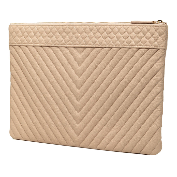 Chanel Pochette Chevron O Étui Grand Cuir caviar Beige – vue 2 – GABY PARIS