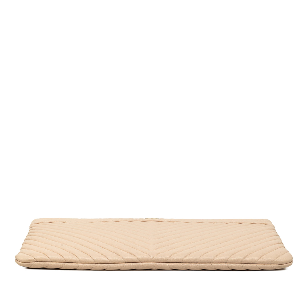 Chanel Pochette Chevron O Étui Grand Cuir caviar Beige – vue 3 – GABY PARIS