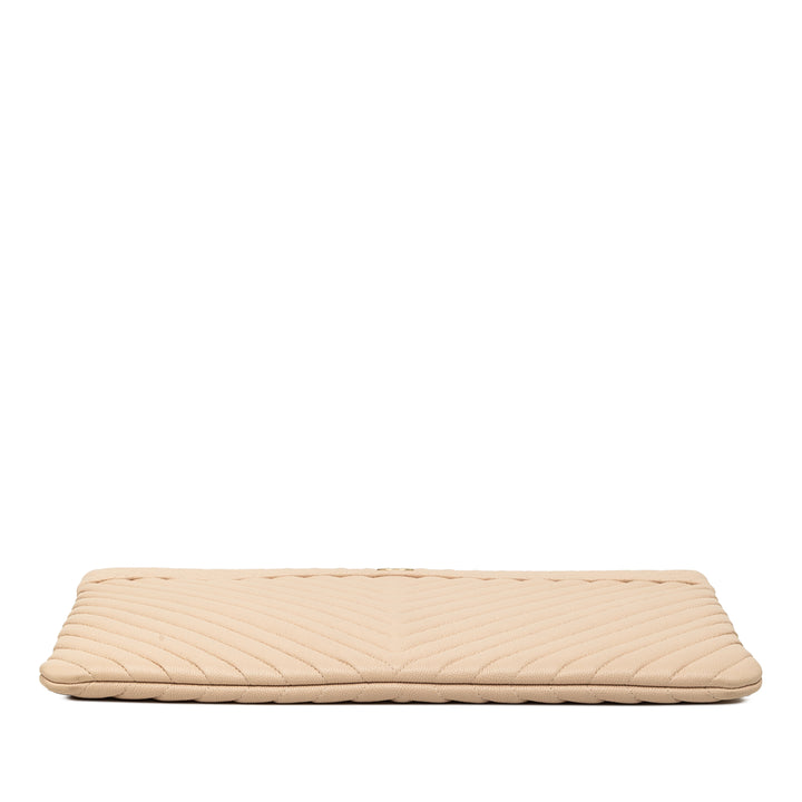 Chanel Pochette Chevron O Étui Grand Cuir caviar Beige – vue 3 – GABY PARIS