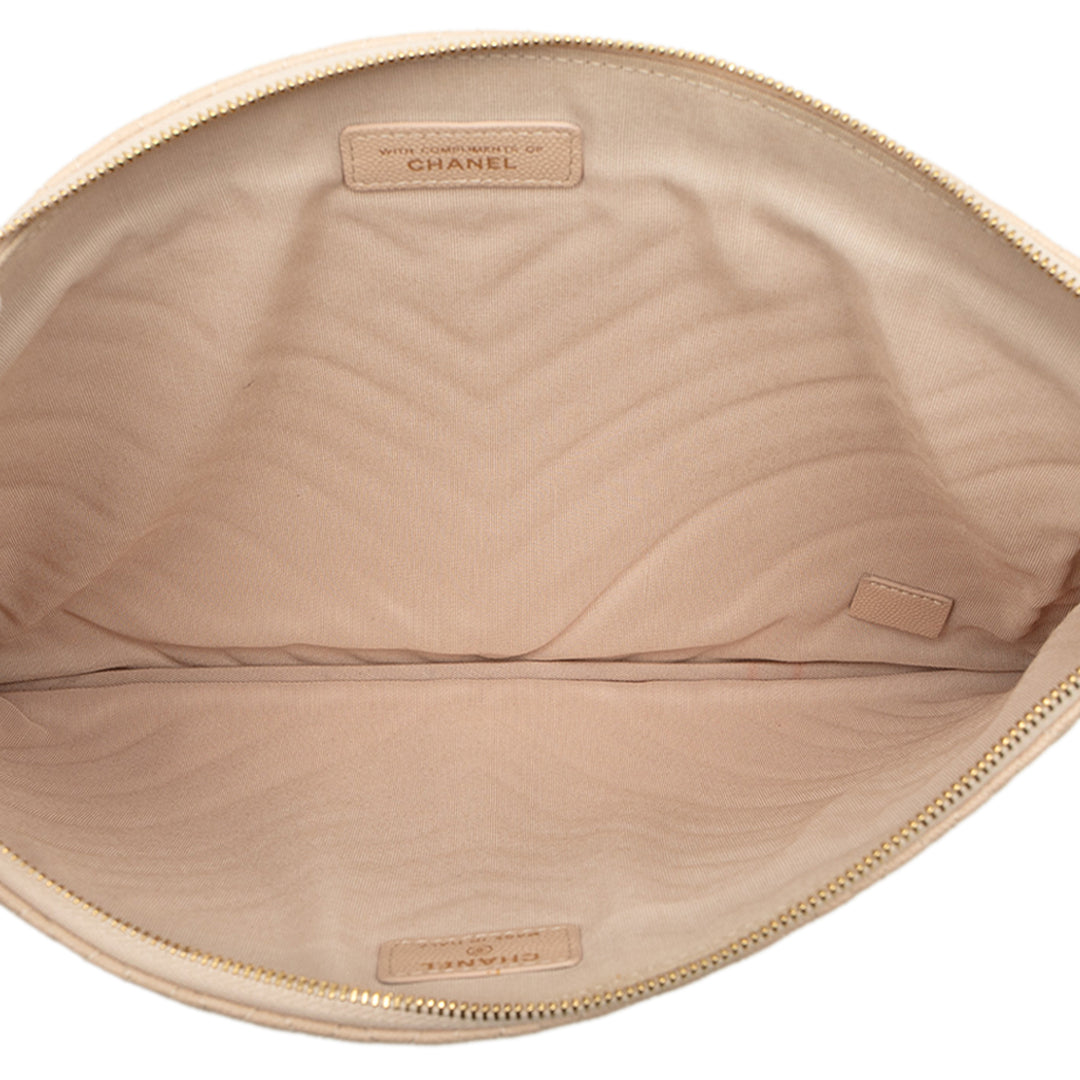 Chanel Pochette Chevron O Étui Grand Cuir caviar Beige – vue 4 – GABY PARIS