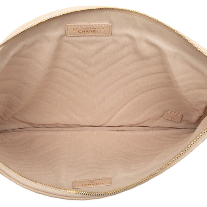 Chanel Pochette Chevron O Étui Grand Cuir caviar Beige – vue 4 – GABY PARIS