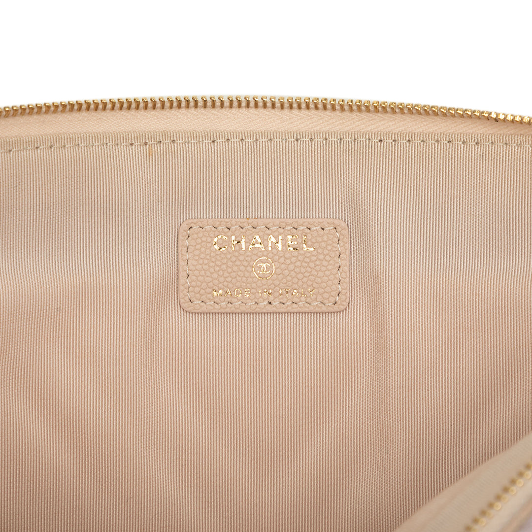Chanel Pochette Chevron O Étui Grand Cuir caviar Beige – vue 5 – GABY PARIS