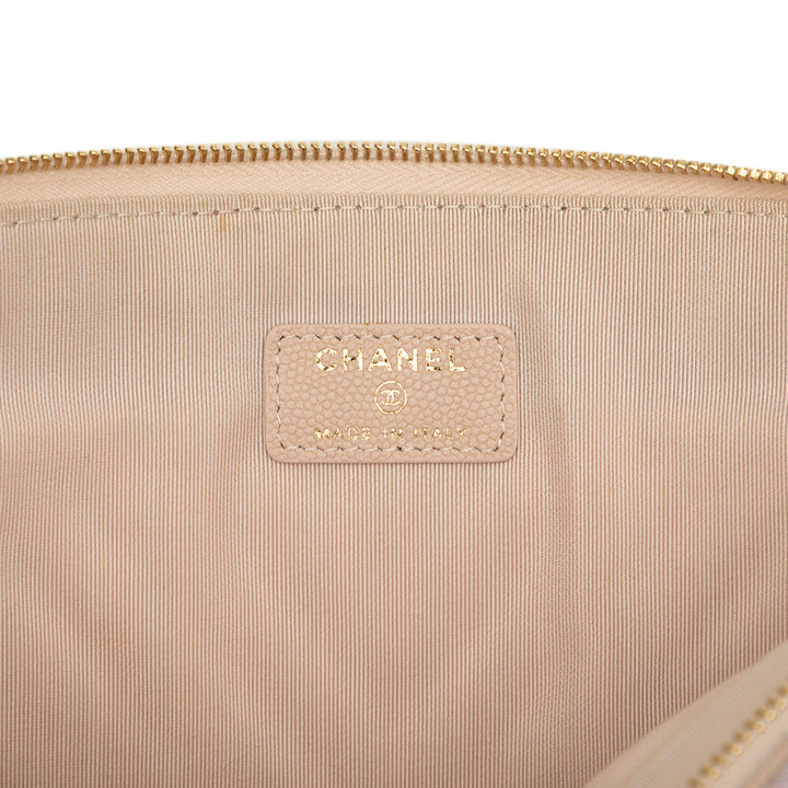 Chanel Pochette Chevron O Étui Grand Cuir caviar Beige – vue 5 – GABY PARIS