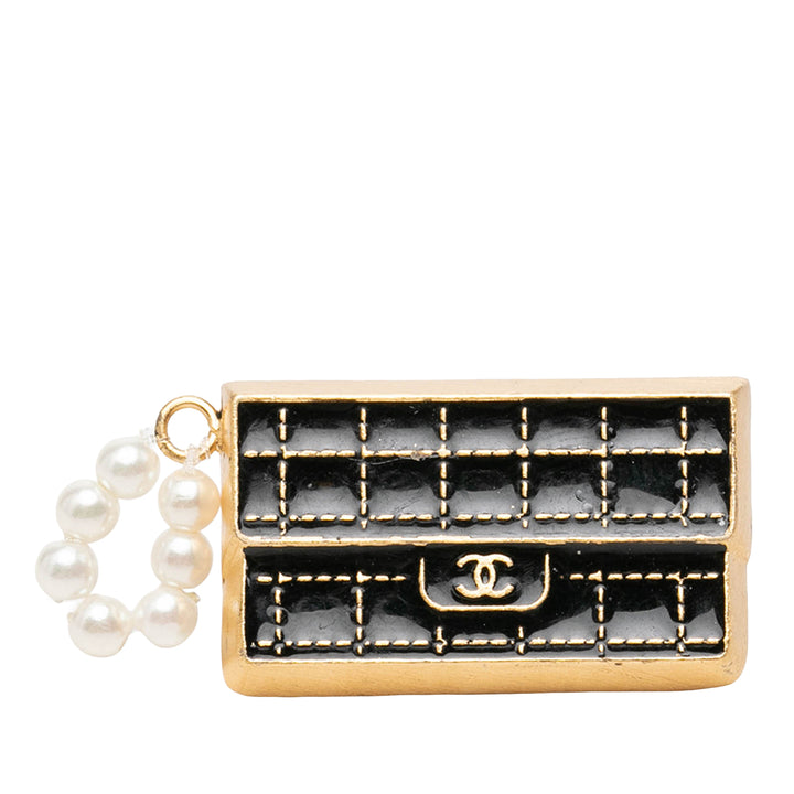 Chanel Broche CC Choco Bar Émail et Perles fantaisie à rabat plaqué or – vue principale – GABY PARIS