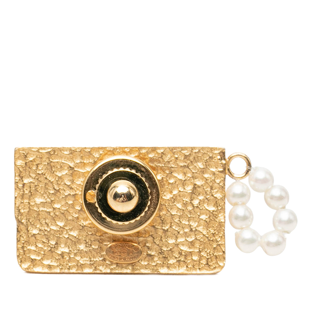 Chanel Broche CC Choco Bar Émail et Perles fantaisie à rabat plaqué or – vue 2 – GABY PARIS