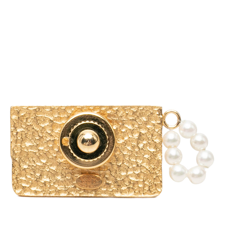 Chanel Broche CC Choco Bar Émail et Perles fantaisie à rabat plaqué or – vue 2 – GABY PARIS