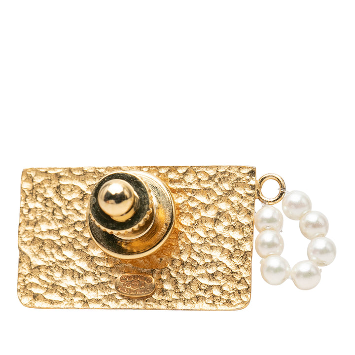 Chanel Broche CC Choco Bar Émail et Perles fantaisie à rabat plaqué or – vue 3 – GABY PARIS