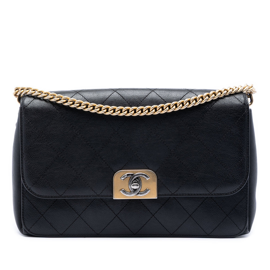 Chanel Matelassé Straight Lined à rabat Moyen Cuir de veau