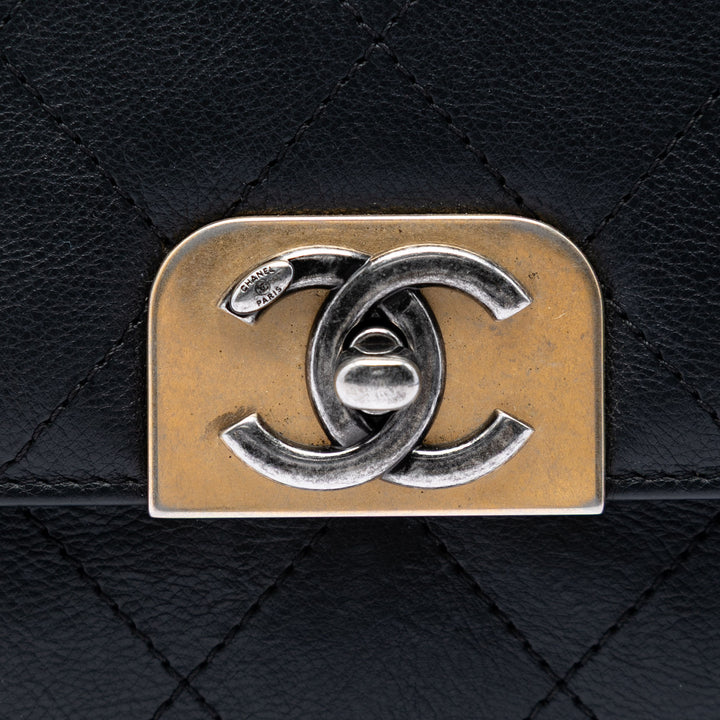 Chanel Matelassé Straight Lined à rabat Moyen Cuir de veau