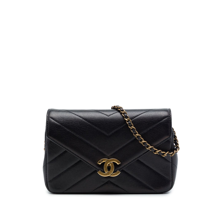 Chanel Sac bandoulière Chevron Coco Enveloppe à rabat Mini Cuir de veau Noir – vue principale – GABY PARIS