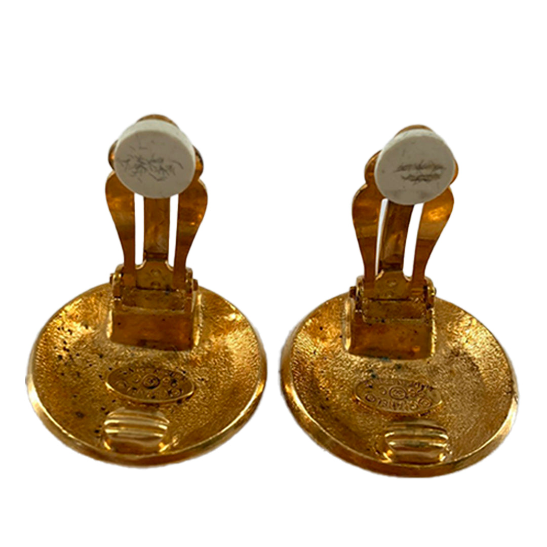 Chanel CC plaqué Rond À clip Boucles d'oreilles Doré – vue 2 – GABY PARIS