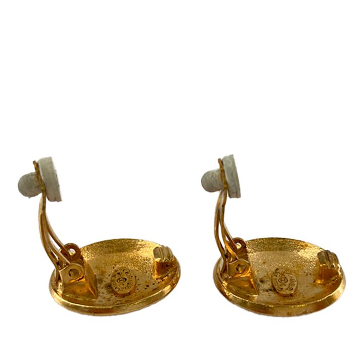 Chanel CC plaqué Rond À clip Boucles d'oreilles Doré – vue 4 – GABY PARIS