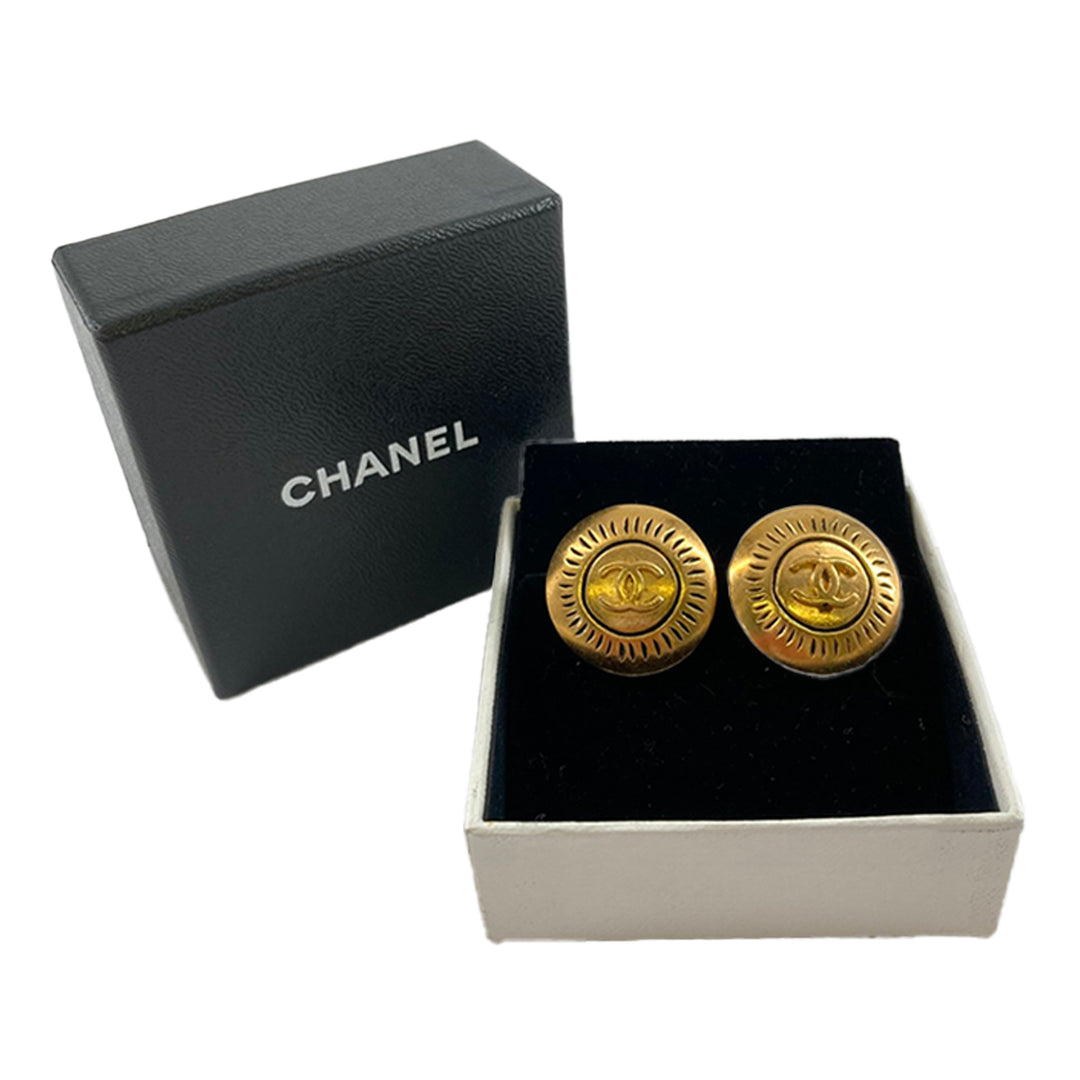 Chanel CC plaqué Rond À clip Boucles d'oreilles Doré – vue 7 – GABY PARIS
