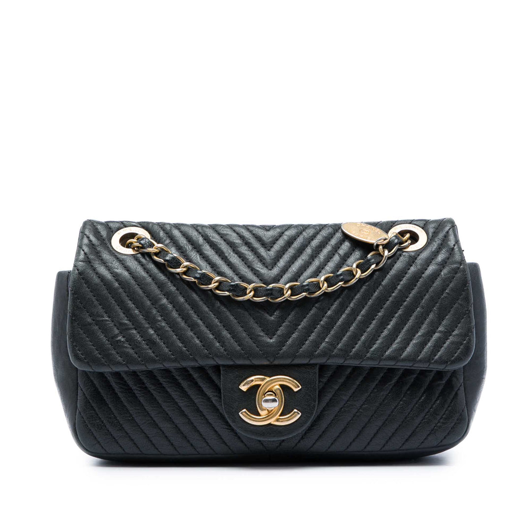 Chanel Chevron Wrinkled Medallion Charm Surpique à rabat Petit Cuir de veau