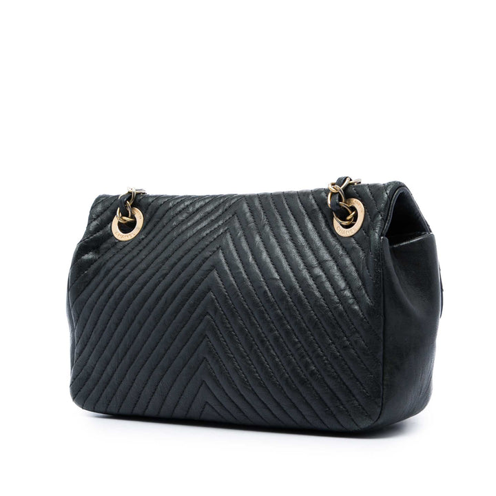 Chanel Chevron Wrinkled Medallion Charm Surpique à rabat Petit Cuir de veau