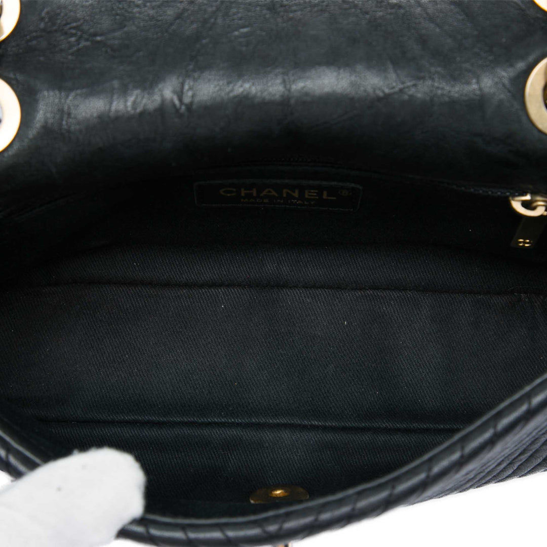 Chanel Chevron Wrinkled Medallion Charm Surpique à rabat Petit Cuir de veau