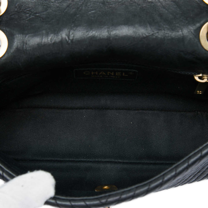 Chanel Chevron Wrinkled Medallion Charm Surpique à rabat Petit Cuir de veau