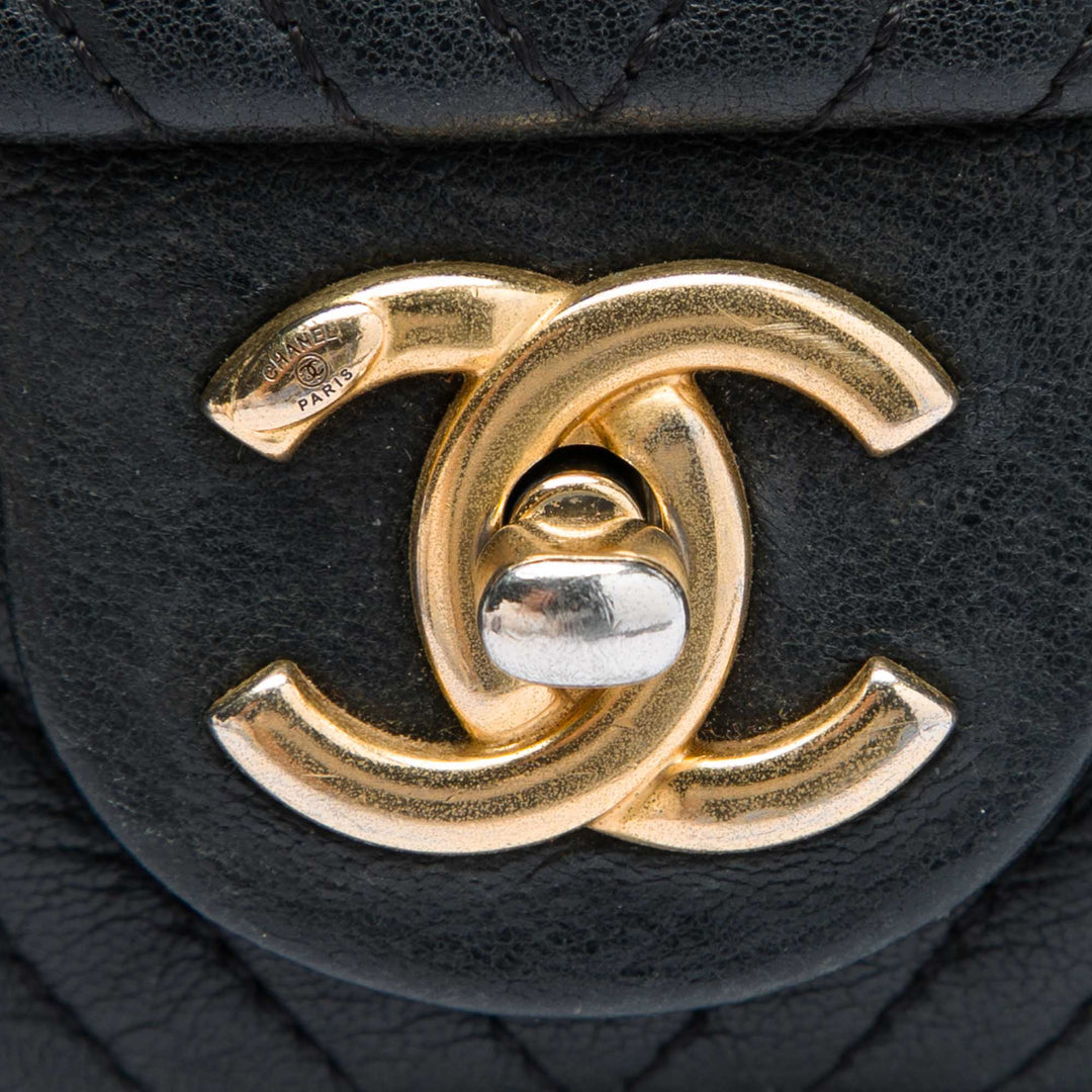 Chanel Chevron Wrinkled Medallion Charm Surpique à rabat Petit Cuir de veau