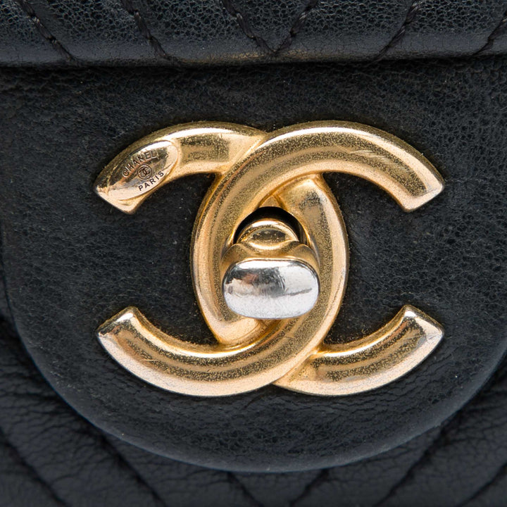 Chanel Chevron Wrinkled Medallion Charm Surpique à rabat Petit Cuir de veau