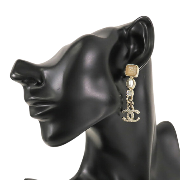 Chanel CC Doré Plated Faux Pearl and Rhinestone Drop Boucle d’oreilles Doré – GABY PARIS Authentique
