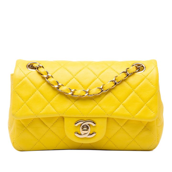 Chanel Sac bandoulière Classic Rectangulaire Rabat simple Mini Cuir d'agneau Jaune – vue principale – GABY PARIS