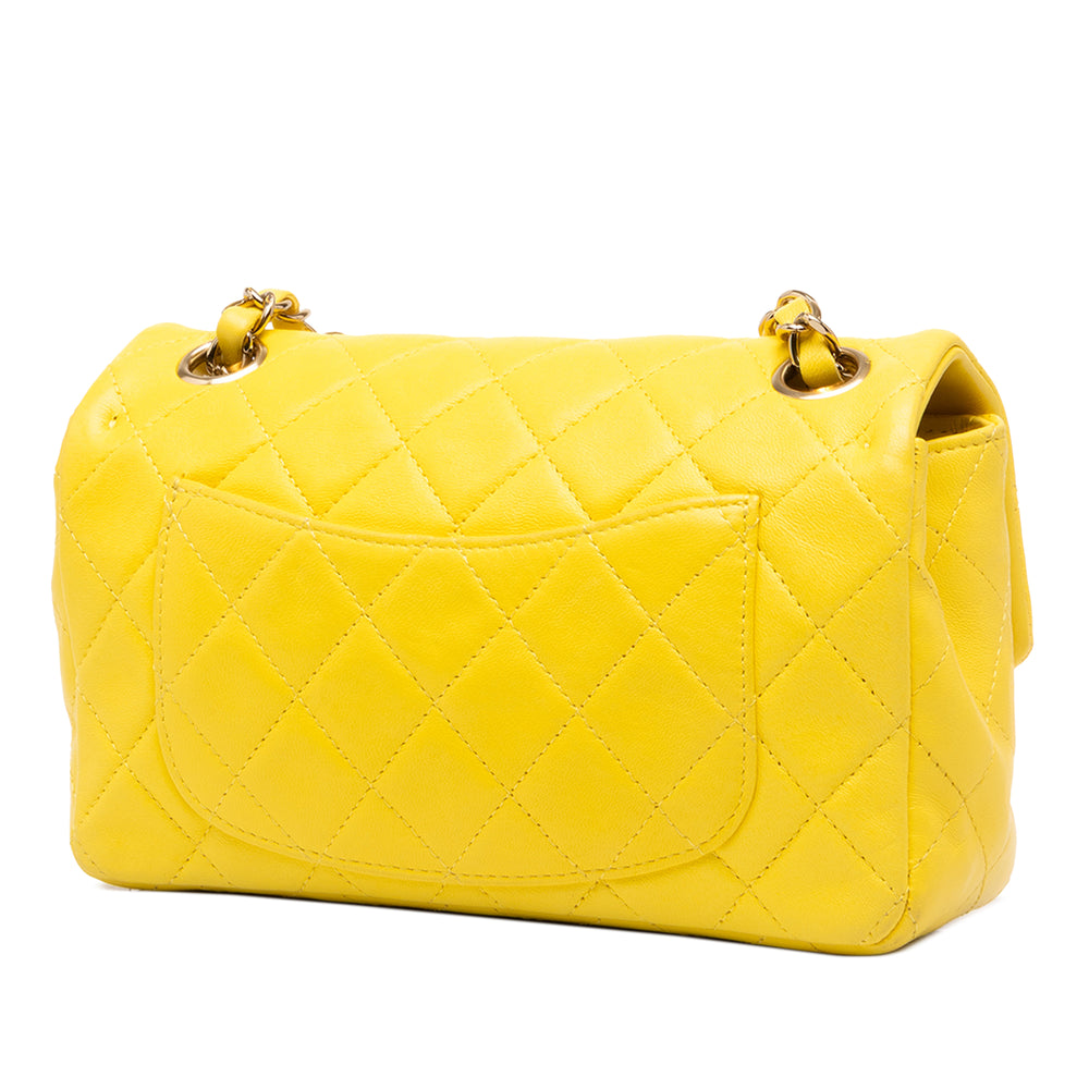 Chanel Sac bandoulière Classic Rectangulaire Rabat simple Mini Cuir d'agneau Jaune – vue 2 – GABY PARIS