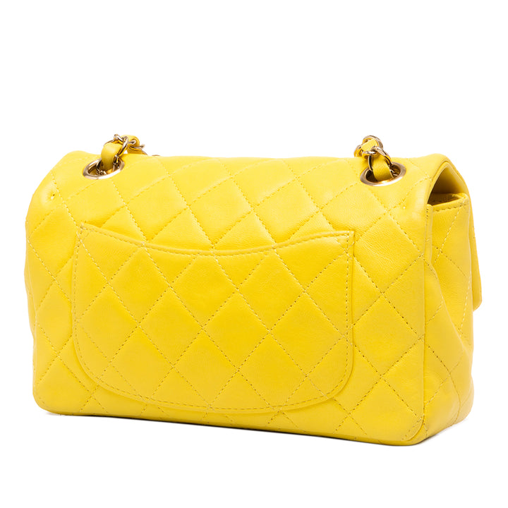 Chanel Sac bandoulière Classic Rectangulaire Rabat simple Mini Cuir d'agneau Jaune – vue 2 – GABY PARIS