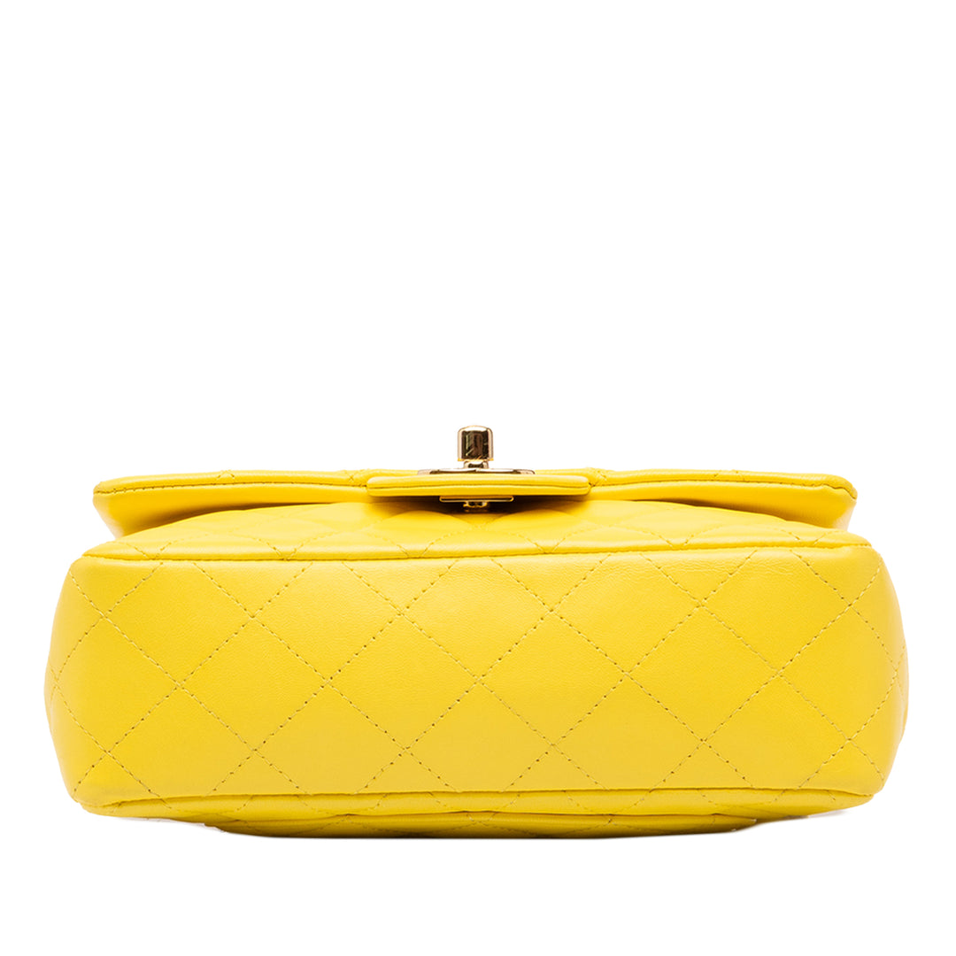 Chanel Sac bandoulière Classic Rectangulaire Rabat simple Mini Cuir d'agneau Jaune – vue 3 – GABY PARIS