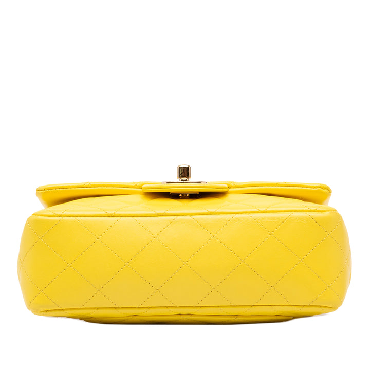 Chanel Sac bandoulière Classic Rectangulaire Rabat simple Mini Cuir d'agneau Jaune – vue 3 – GABY PARIS