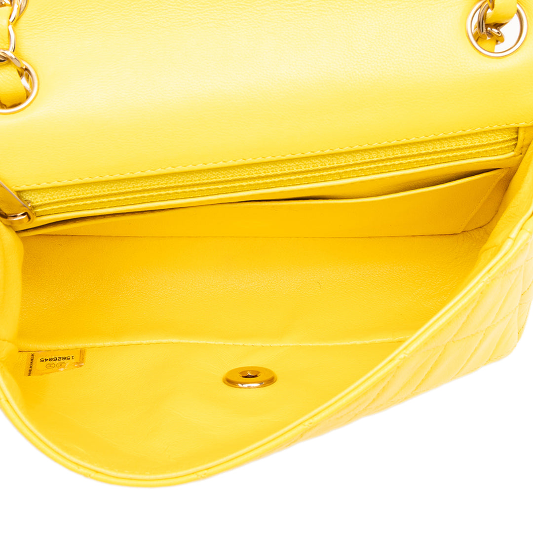 Chanel Sac bandoulière Classic Rectangulaire Rabat simple Mini Cuir d'agneau Jaune – vue 4 – GABY PARIS