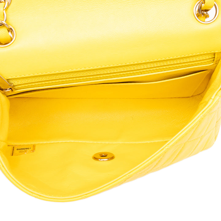Chanel Sac bandoulière Classic Rectangulaire Rabat simple Mini Cuir d'agneau Jaune – vue 4 – GABY PARIS