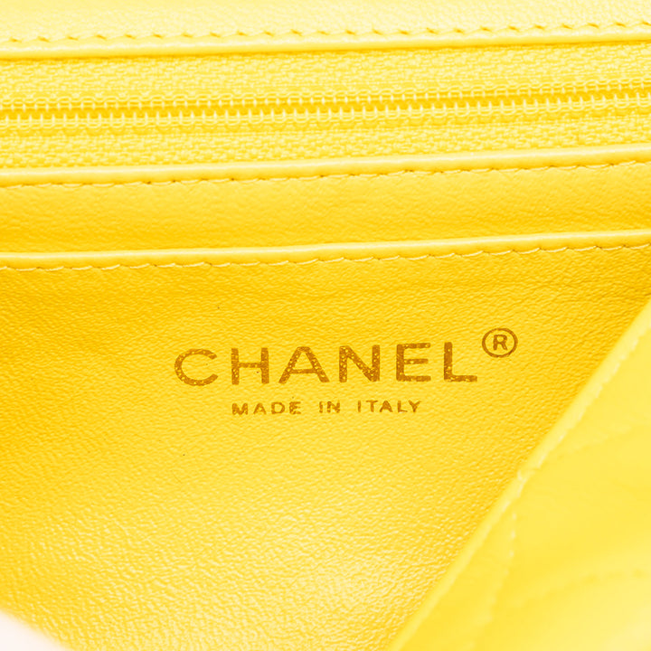 Chanel Sac bandoulière Classic Rectangulaire Rabat simple Mini Cuir d'agneau Jaune – vue 5 – GABY PARIS