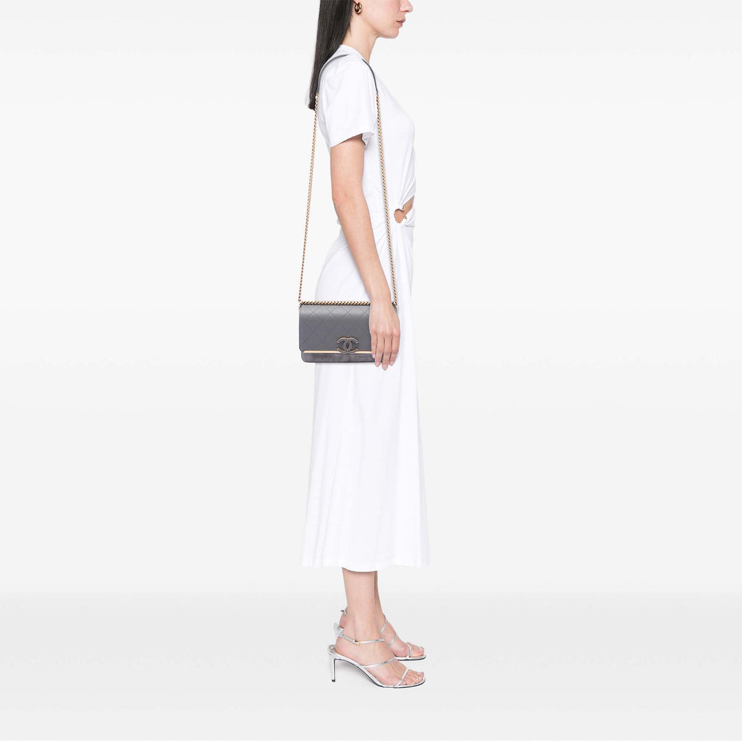 Chanel CC Surpiqué et Lady Coco à rabat Petit Cuir caviar Gris – vue 6 – GABY PARIS
