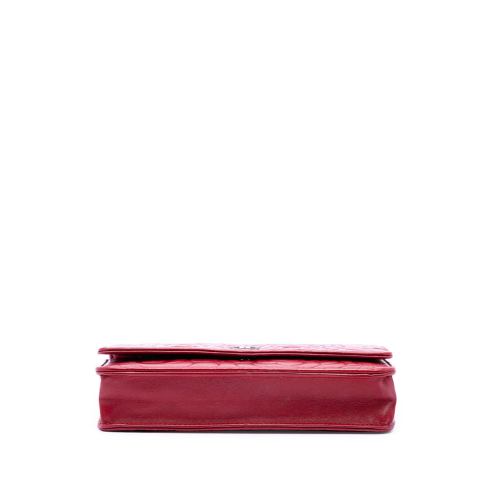 Chanel CC embossé Cuir d’agneau Camellia Wallet on Chain