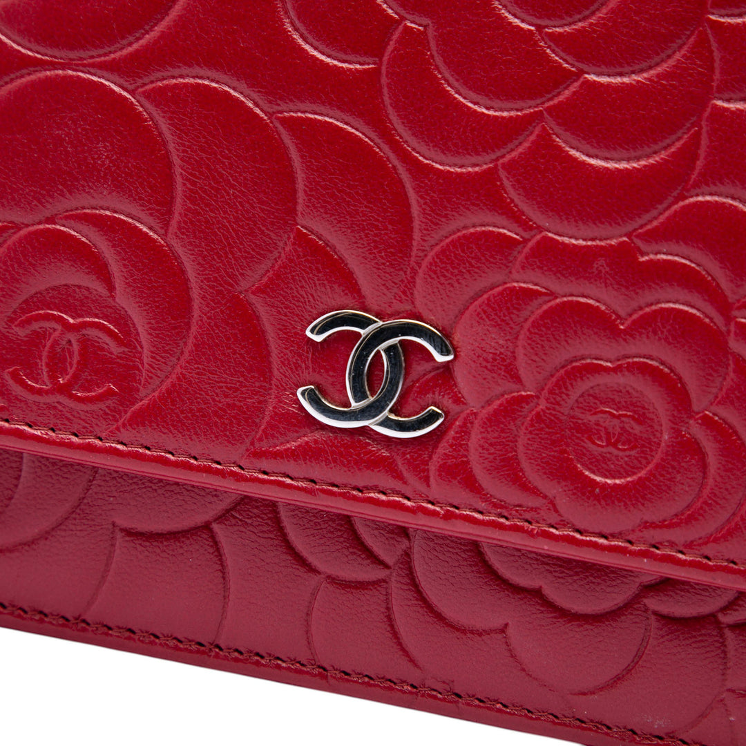 Chanel CC embossé Cuir d’agneau Camellia Wallet on Chain