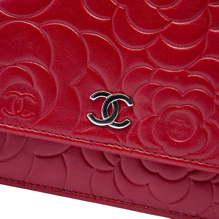 Chanel CC embossé Cuir d’agneau Camellia Wallet on Chain